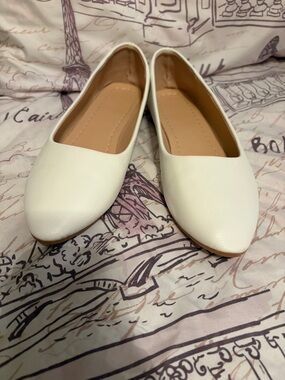Classic Women's White Pointed-Toe Ballet Flats